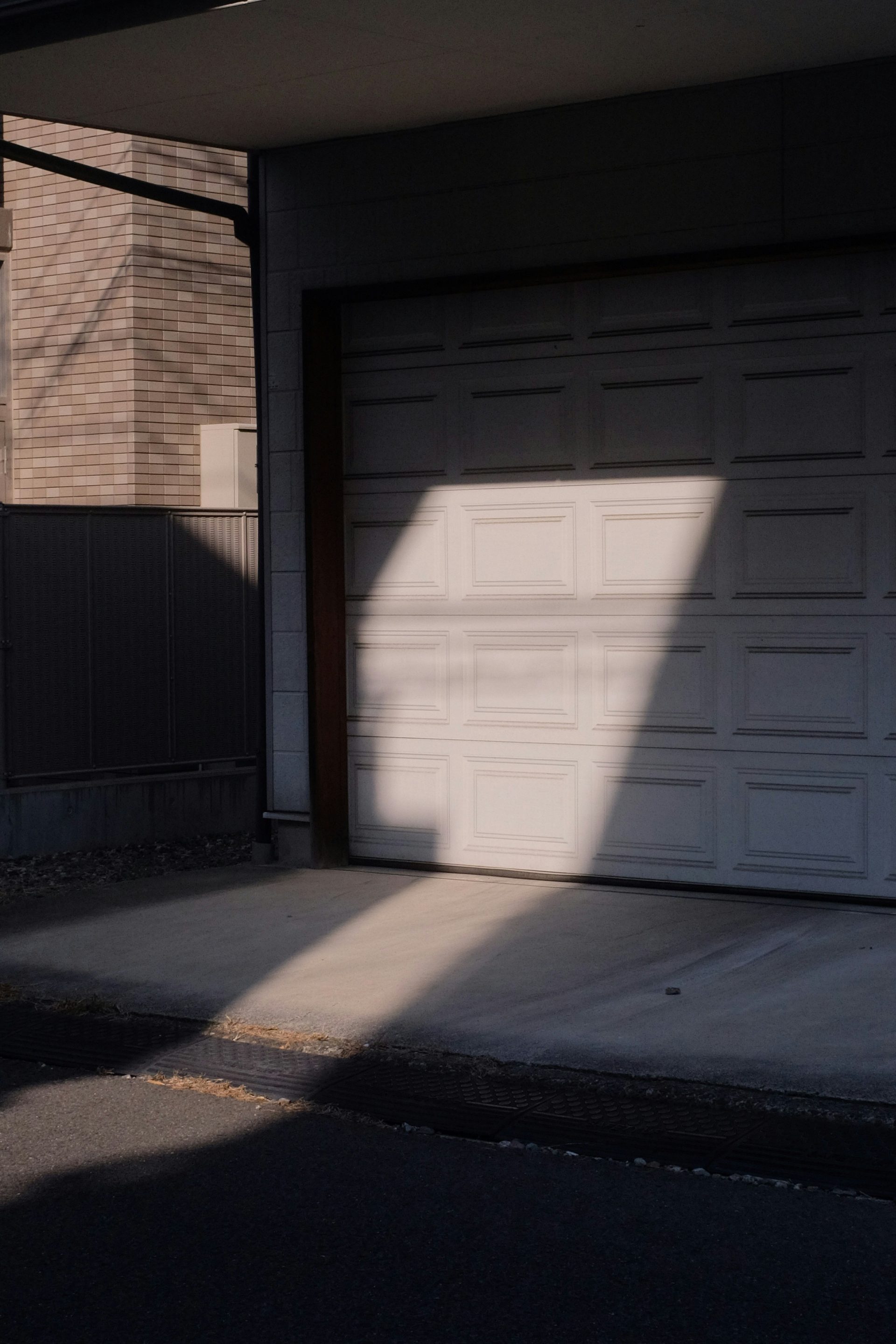 Porte en bois blanc près d'un sol en béton gris